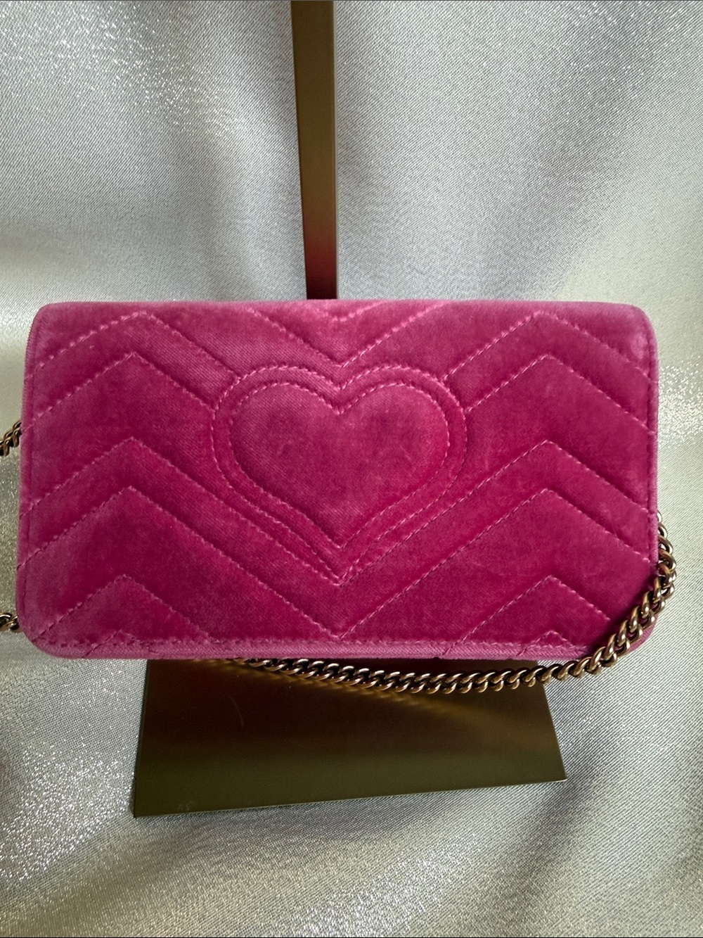 Gucci Fuchsia Velvet 'LOVE' Shoulder Bag with Floral Embroidery - Picture 9 of 9